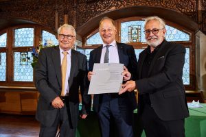 Prof. Dr. Jean Guinand, president of the board of the foundation, Fritz Lötscher, president of “UNESCO Biosphere Entlebuch”, and Theo Schnider, director of “UNESCO Biosphere Entlebuch” (laureates 2021) (foto: Stefano Schröter)